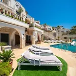 Scenic Hillside With Pool Terrace *