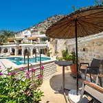 Scenic Hillside With Pool Terrace *