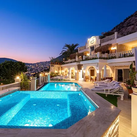 וילה Scenic Hillside With Pool Terrace